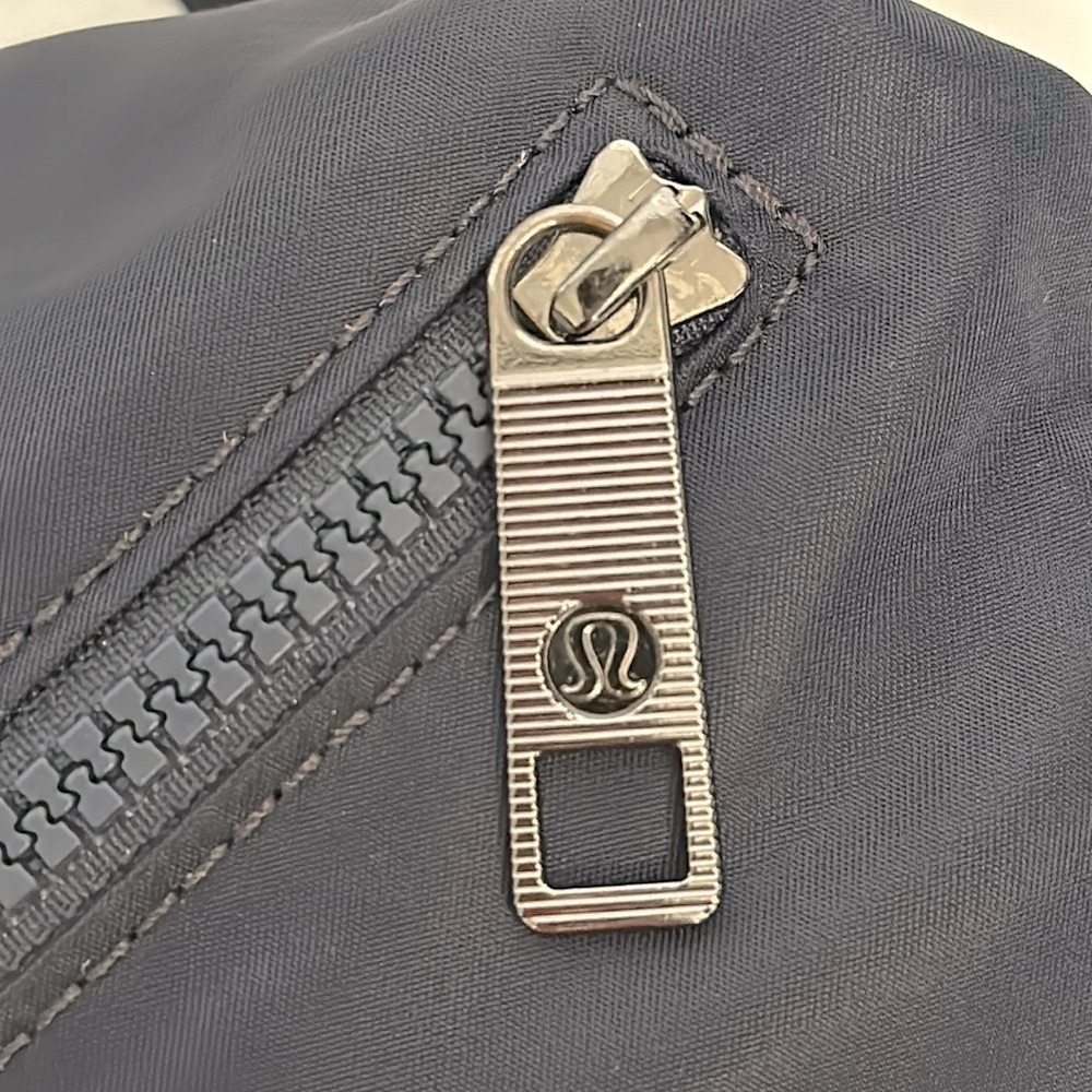 Lululemon Fast Track Belt Bag midnight Navy EUC - Picture 3 of 15